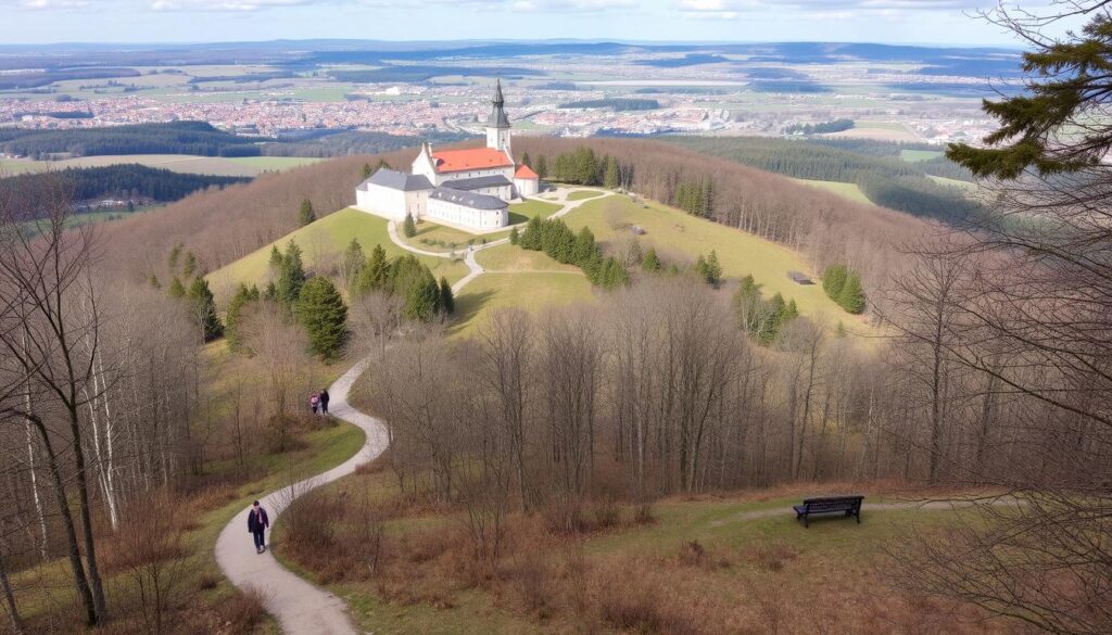 Der Frauenberg mit Kloster, Wanderwegen und Aussichtspunkten - ein beliebtes Ziel für Natur und Erholung Fulda Der Frauenberg mit Kloster, Wanderwegen und Aussichtspunkten - ein beliebtes Ziel für Natur und Erholung Fulda