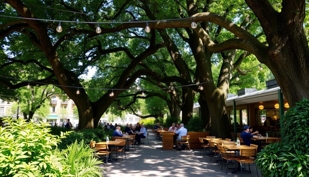 Gemütlicher Außenbereich des Strandcafés in Frankfurt unter Bäumen Gemütlicher Außenbereich des Strandcafés in Frankfurt unter Bäumen