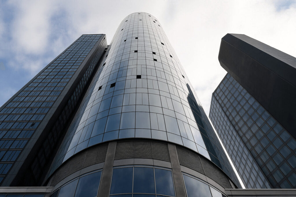 Main Tower von unten