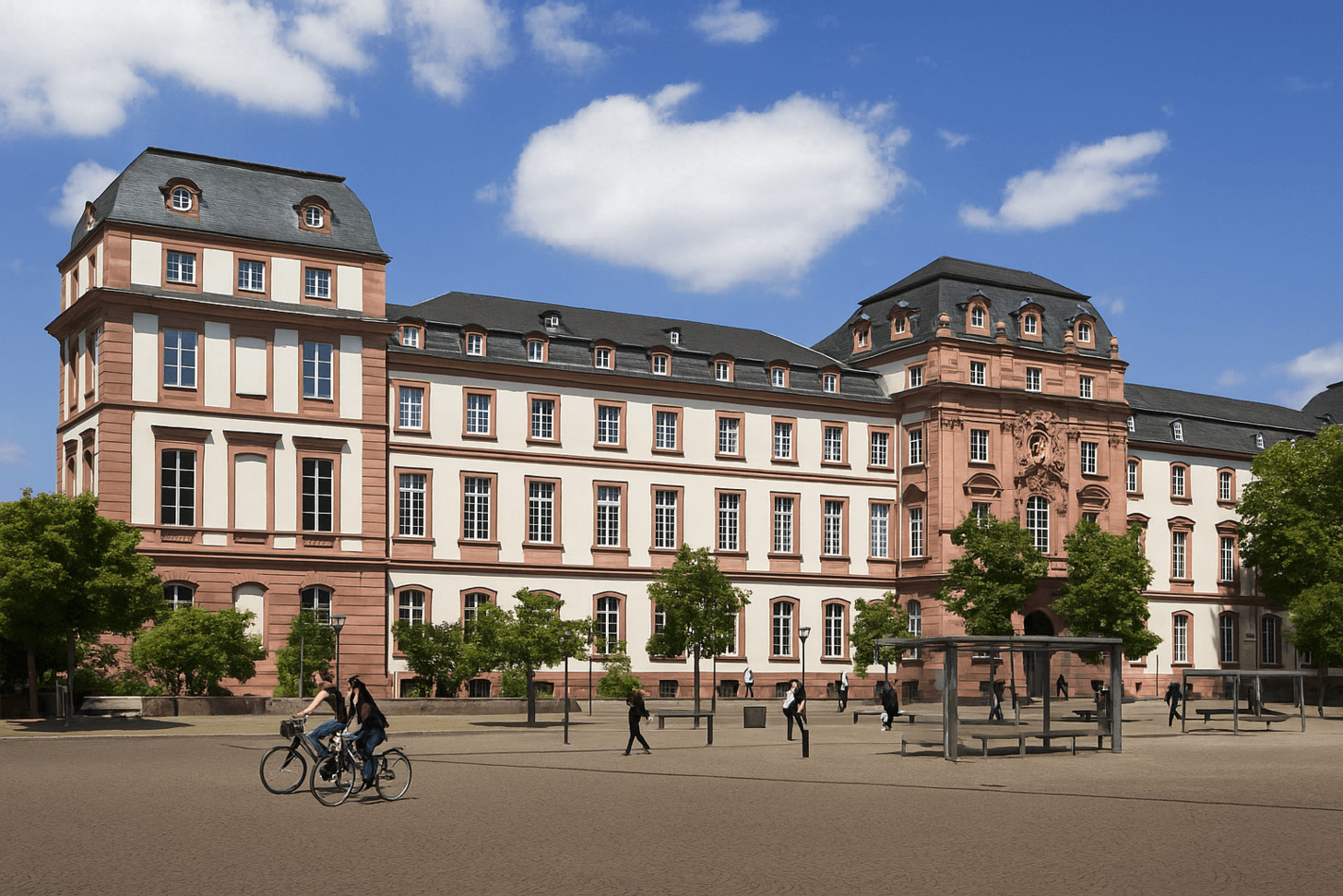 Darmstadts Residenzschloss entdecken: Architektur, Museum & Universität